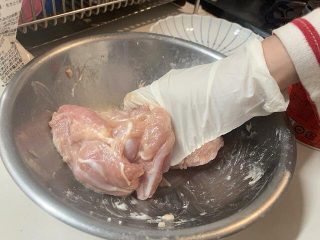 【アイリスオーヤマ クッキングケトル】サラダチキンを作ります。まず鶏肉の塊に下味をつけます