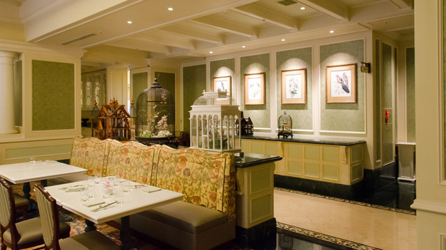 東京ディズニーランドホテル「シャーウッドガーデン・レストラン」店内