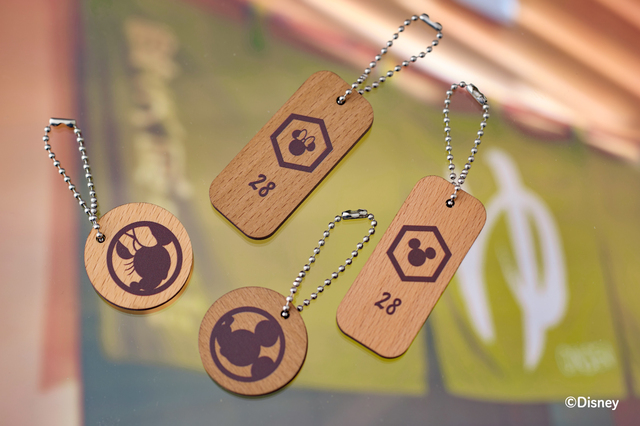 ホテルキー風チャーム(ウッド) ¥750|大江戸温泉物語ディズニーオリジナルアイテム