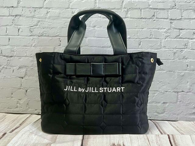 スナップボタンを外してみたバージョン。スクエア型になってかっちりした印象に【JILL by JILLSTUART（ジル バイ ジルスチュアート）リボンショルダーバッグ】