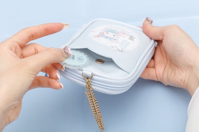 【センチメンタルサーカス】「おでかけマルチケース」背面のポケットにはマグネット付き