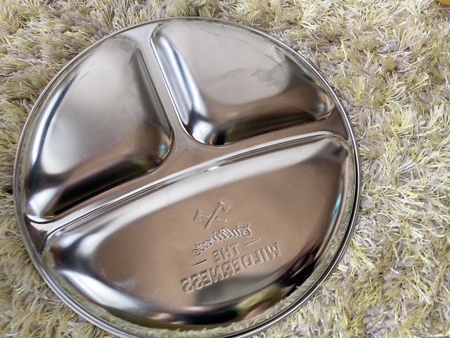 【セリア ステンレス食器 仕切り付プレート（直径約19cm）】バーベキューなどでソースや薬味を入れるのに便利