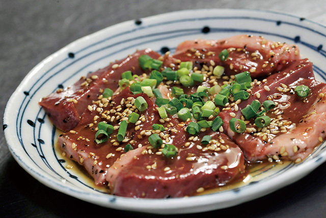 神保町食肉センター 本店（神保町） トロハツ 630円 塩ダレでもみ込んであるのであとは焼くだけ。ほどよい味つけでビールがぐいぐい進む。