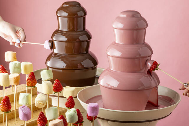 「黒とピンクのチョコレートファウンテン」＜期間：2026年3月1日〜4月28日＞【美食が揃う「ストロベリー＆ガストロノミービュッフェ ～Noir et Rose～」で、「黒いちご」や「世界大会優勝シェフの料理」を堪能！】