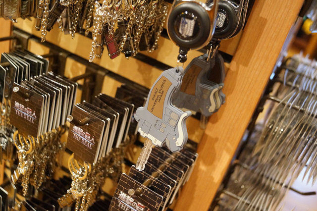 『進撃の巨人・ザ・リアル』グッズ(1)　© 諫山創・講談社/「進撃の巨人」製作委員会