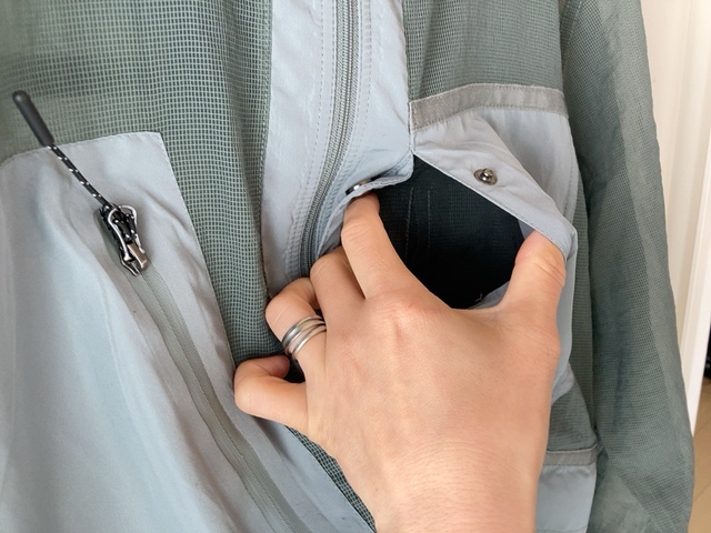 【ワークマン エアロガードステルスジャケット】ポケットは両胸に2つ、腰に2つ、背中のサイドに2つと豊富