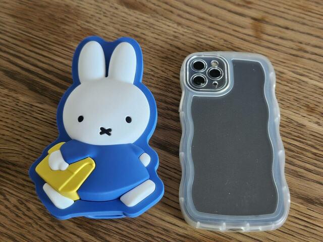 【studio CLIP　モバイルバッテリー[Dick Brunaコラボ]】本体サイズは約高さ13.7×幅9×奥行8cm。手のひらに収まる大きさですが厚みがあり、しっかりとした存在感です◎