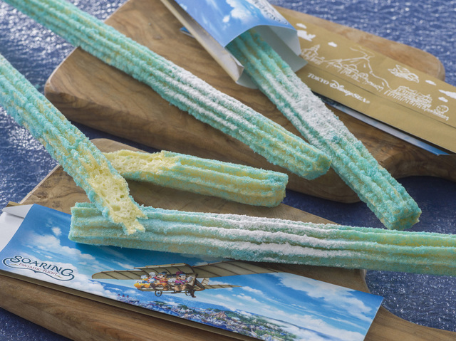 ファンタスティック・フライト・チュロス（パイナップル）1 本400円 / 東京ディズニーシー「ソアリン：ファンタスティック・フライト」