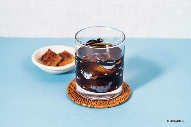 「炭火アイスコーヒー」のグラスをイメージした円柱形のグラス【珈琲館 ピングー 2025サマーバッグ】