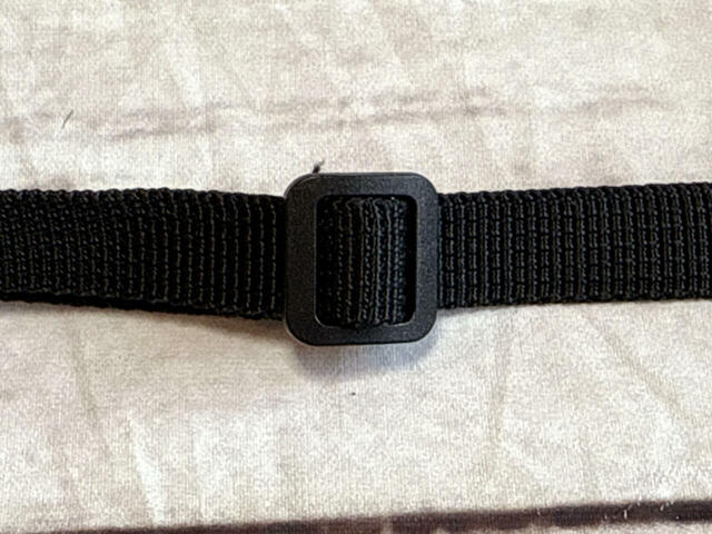 ショルダーストラップは長さ調整が可能。肩がけでもポシェットでも持てます