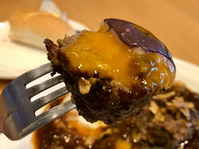 【ガスト 至福のフレンチコース】マッシュポテトと卵はハンバーグに乗せて食べても美味しく、味変を楽しめます