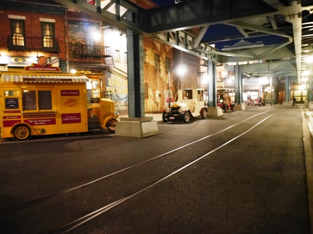 商業広告の多いデランシーストリート。©Disney