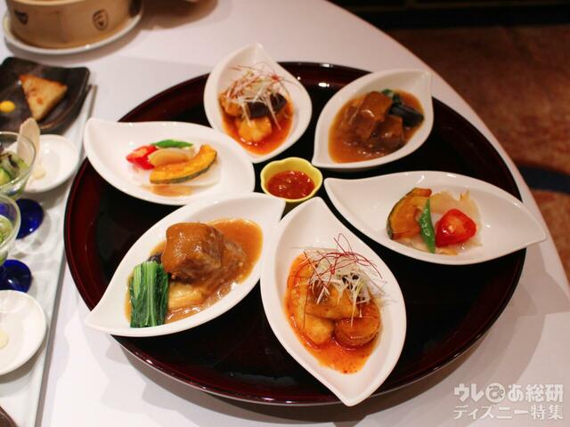 メイン料理も豪華！【“ダッフィー＆フレンズのウェア・スマイル・グロウ” カントニーズランチ】