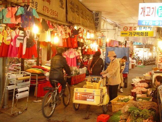 ２００５年の千戸市場の姿。この十年前も十年後も雰囲気はあまり変わっていない