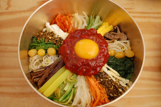 全州の韓屋マウルなどで行われているビビンパ調理実習の完成品