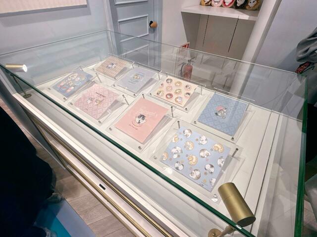 【mofusand TOKYO】店内に入ると、おしゃれなガラスショーケースがお目見え！