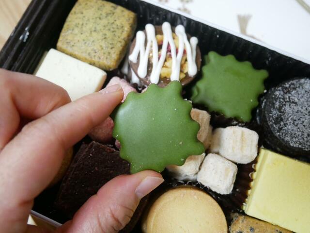 「パティスリー栞杏1928（リアン）」クッキー缶 夏の夜 抹茶