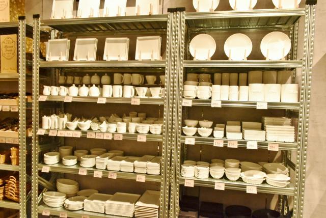 【AWESOME STORE TOKYO（オーサムストア トーキョー】白いベーシックな食器はいくつあってもいい。