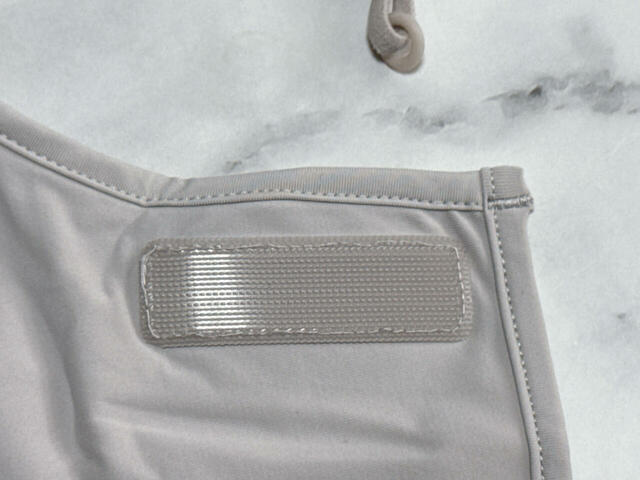 後ろはマジックテープで留める仕様。こちらも調整が効くのがうれしい