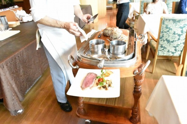 お皿に盛りつけて提供