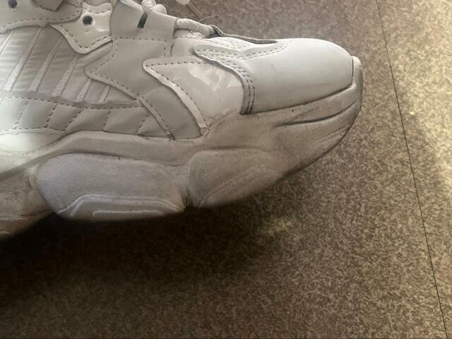 【拭くノ助 スニーカークリーナーシート】（After）3分程度擦った後。全体的に少し明るくなりました！