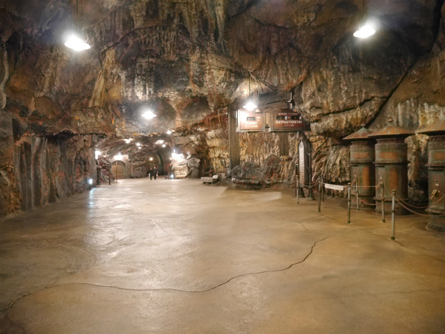 クローズ中で人通りの少ないセンター・オブ・ジ・アース前。©Disney