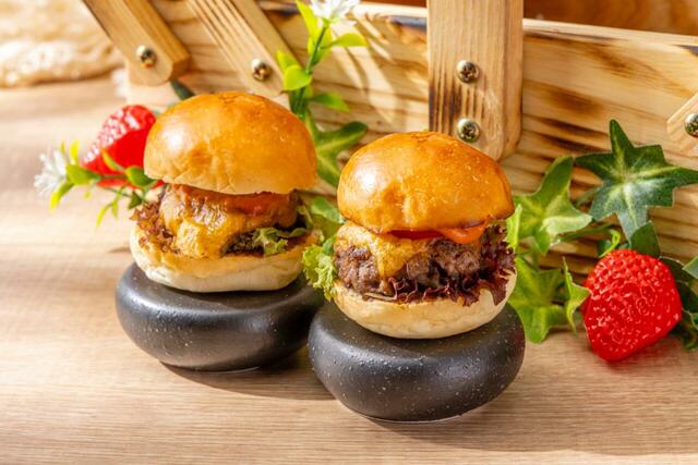 「シグニチャーバーガースライダー」＜期間：2025年12月27日〜2026年5月上旬＞【【ヒルトン東京】苺とお肉の無限ループ！“ミートアフタヌーンティー”と一緒に“ストロベリースイーツ”が食べ放題”が楽しめる！】