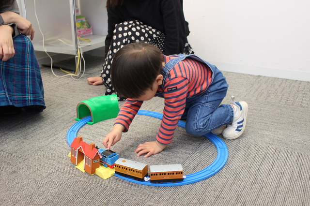 プラレール上部のボタンを押すと、クイズが出題されます