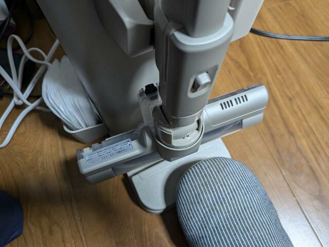 【アイリスオーヤマ  MagiCaleena ゴミ回収ドック付き充電式サイクロンスティッククリーナー】フットスイッチを操作するだけで…→