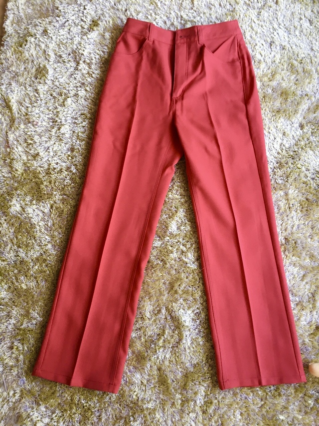 【GU センタープレスカラーストレートパンツ】センタープレス仕様で縦のラインがきれいに見えます