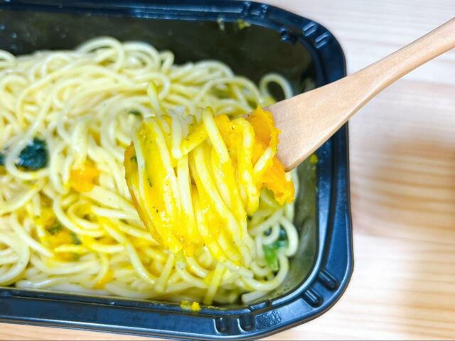 【ドン・キホーテ ヤバ盛りカルボナーラ】かぼちゃペーストを入れると甘くてお子様も大好きな味わいに