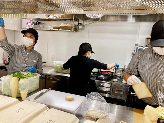 シゲルキッチンの厨房はカウンター越しにのぞけます