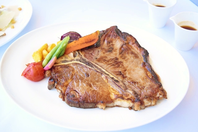 豪快なTボーンステーキ