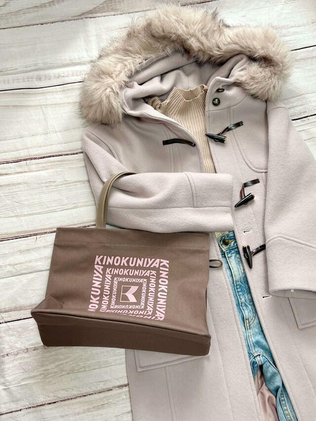 淡いピンクのダッフルコートに合わせてみました♪