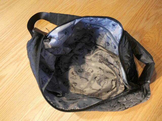 【ベルメゾン 軽量ワッペン付きショルダーバッグ 『スヌーピー』】マチは約8cm。想像以上に荷物が入って驚きました!