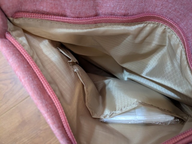 【ワークマン×フルクロ たためて自立する撥水デイリュック】前面のポケットは荷物の量に合わせて変形するタック構造で、意外にたくさん入ります!