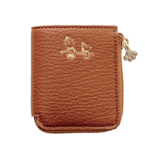 【『SNOOPY YEAR OF THE SNAKE COMPACT WALLET BOOK BROWN』(宝島社)】へびのマフラーを仲良く巻いて歩く、スヌーピーとチャーリー・ブラウンのデザイン