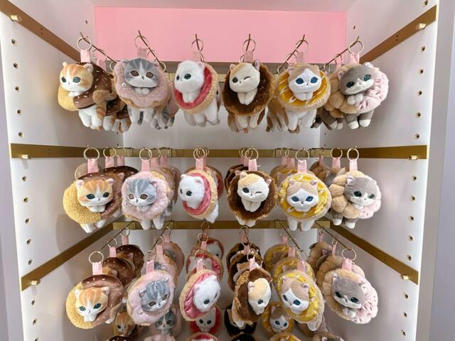 【mofusand TOKYO】いつもにゃんこと一緒に過ごせるマスコットも!ずらっと陳列されている図は圧巻のかわいさです