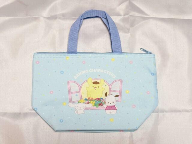 【ファミリーマートオリジナル サンリオキャラクターズ当りくじ】保冷バッグ：5等「保冷バッグ シナモロール」背面にもかわいいデザイン入り！