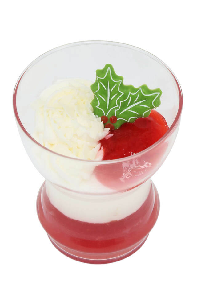 練乳ムース&ベリーゼリー 550円|東京ディズニーリゾート「ディズニー・クリスマス」スペシャルメニュー|販売店舗:東京ディズニーランド「スウィートハート・カフェ」、東京ディズニーシー「ザンビーニ・ブラザーズ・リストランテ」|発売日:2024年11月8日(金)〜12月25日(水)