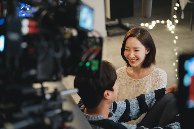 『私の夫と結婚して』メイキング写真　Prime Video で独占配信中  