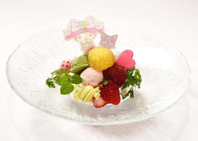 【デザート】ルナとマイメロディのカラフルアイスケーキ　© 武内直子 ・ PNP ・ 講談社 ・ 東映アニメーション ©1976, 2018, SANRIO CO., LTD.