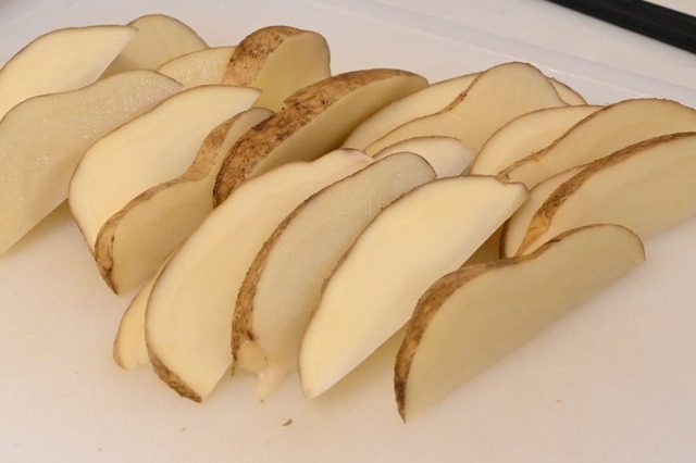 【黄金比「てりやきのたれ」・豚肉とじゃがいものてりやきオーロラソースあえ】じゃがいもは細長く切る（くし形切り）