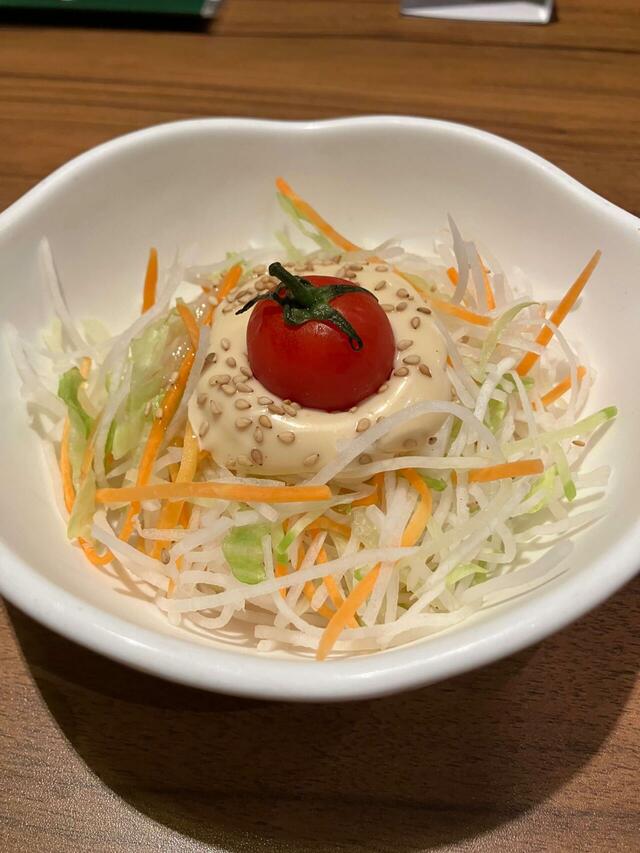 実はディッシュサラダ（250円）も注文していました。しゃきしゃき美味い。【びっくりドンキーの「今年もガリバー！」】