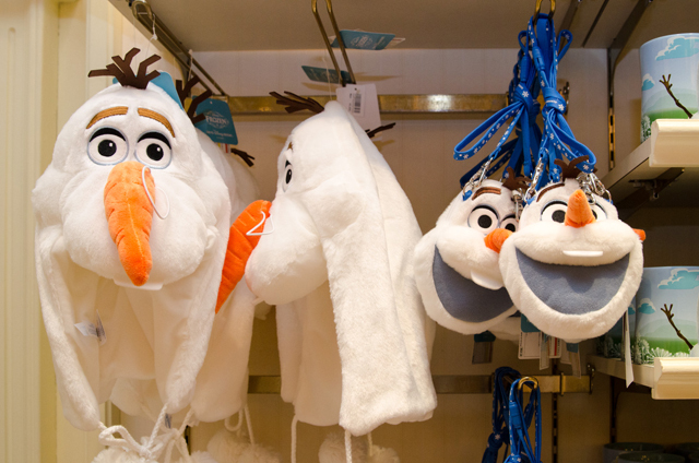 東京ディズニーランド(TDL)「アナとエルサのフローズンファンタジー」期間中に購入できる、映画『アナと雪の女王』関連グッズ ©Disney