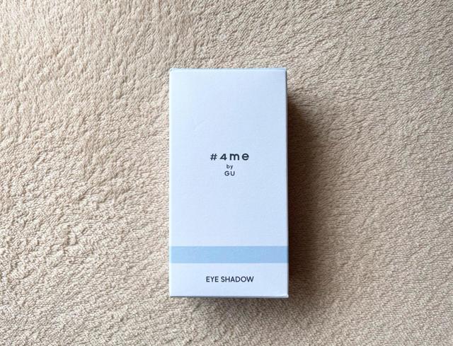 【#4me by GU アイシャドウ】ブルーのラインが入った爽やかなパッケージ