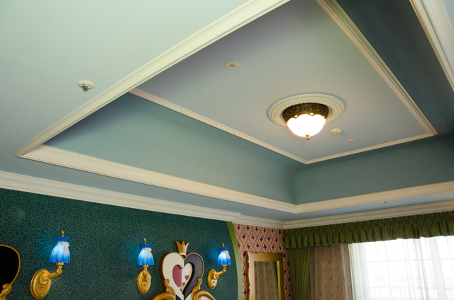 東京ディズニーランドホテル「ディズニーふしぎの国のアリスルーム」©Disney