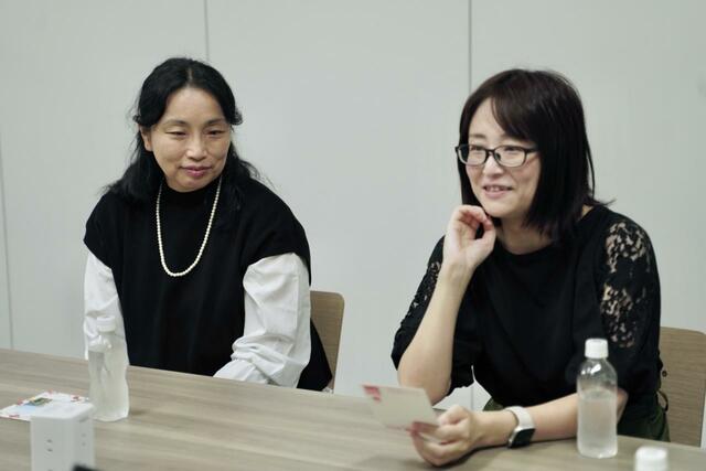 年賀状作りの苦労話で盛り上がる。写真左から岩瀬さん、平林さん