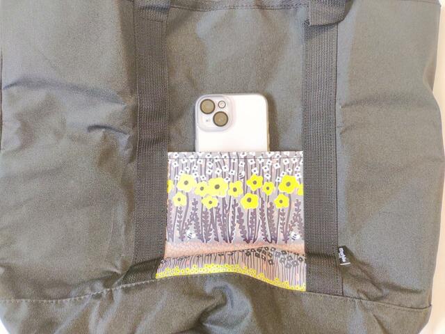 フロントポケットには携帯を入れるのもおすすめ【リンネル 2023年8月号】付録「マーブルシュッド × kazumiさん」コラボのトートバッグ：価格1240円（税込）