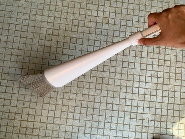 【カインズ　立つほうき ホワイト】使うときはボタンを押しながらカバーを上下する